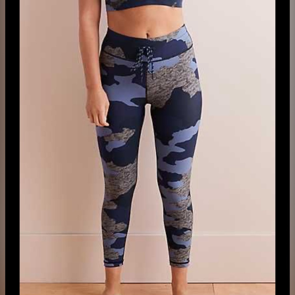 AERIE HIGH RISE ATHLETIC CAMO LEGGINGS IN BLUE GREY size M